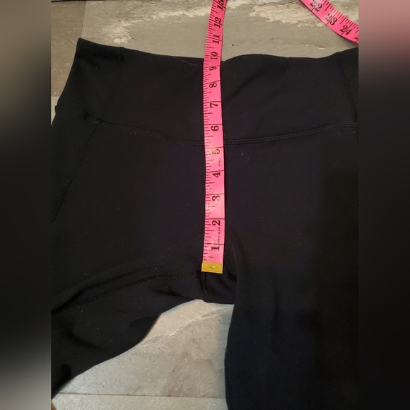 Lululemon cropped pants. Black. Ruched detail. Open at lower back. 18". Size 10. - Picture 10 of 12